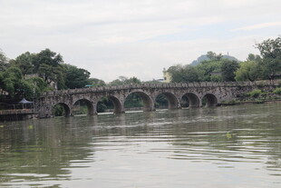古桥横跨绿水风景如画