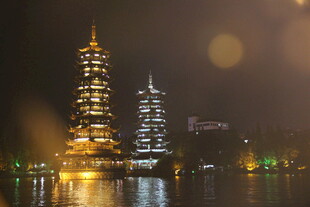 湖畔璀璨古塔夜景