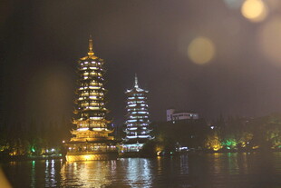 夜晚湖畔璀璨双塔楼