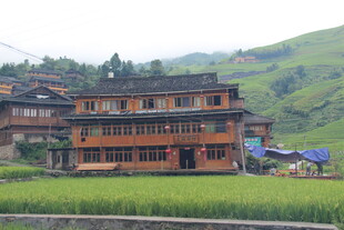 山间彝族风格民居建筑