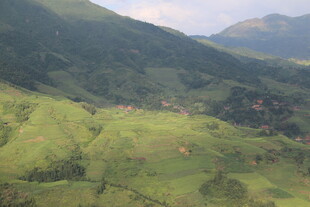 翠绿山峦田园风光美景