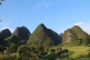 秀丽山峦下的绿野风光