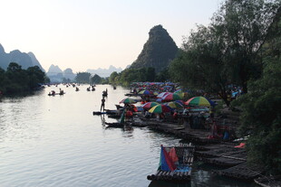 漓江河畔多彩船只与美景