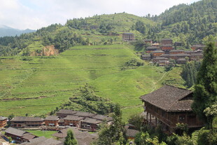 青山环抱中的古朴村落