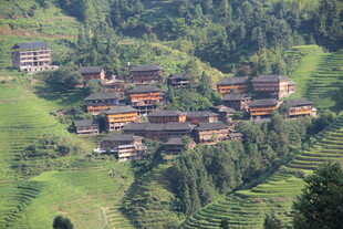 山间村落 绿意环绕的家园