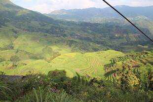 山间翠绿风光俯瞰美景
