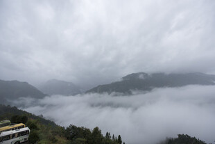 山间云雾缭绕美景