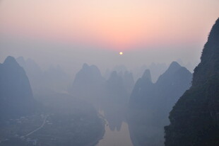 日出下的壮丽喀斯特山水