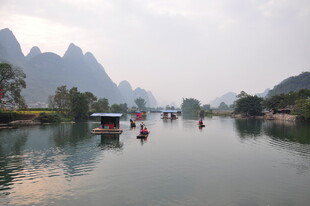 漓江山水间的悠然泛舟景