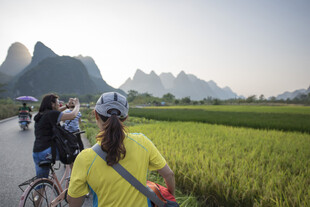 骑行于稻田与山峦间