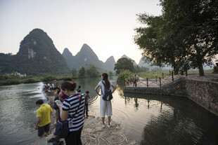 漓江畔游人漫步赏美景