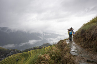 雨中徒步者穿行山间小径