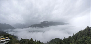 云雾缭绕的山间美景