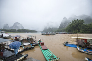 漓江江畔停泊的多彩船只
