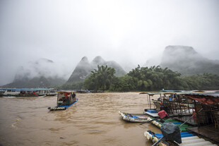 暴雨后浑浊河面上的船只