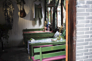 复古风餐厅内的桌椅布置