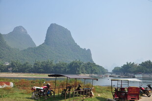 漓江畔的休闲骑行风景