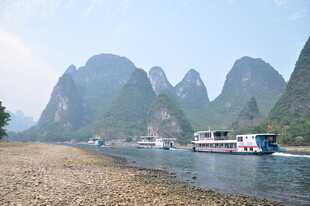 漓江山水间的游船美景