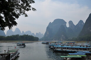 漓江山水间的游船景致
