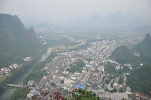 俯瞰山间小镇美景