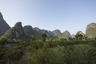 秀丽山间绿意盎然的景致