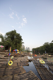 户外水上休闲木筏场景