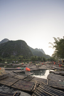 漓江畔的竹筏停泊景象