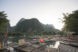 漓江畔的水上停泊景致