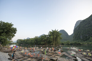 漓江畔的竹筏与山水风光