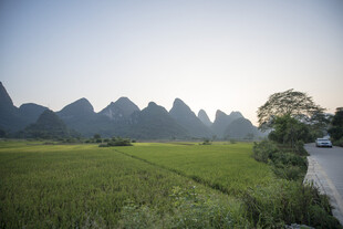 田园青山间的静谧风光