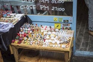 摆满小饰品的街头摊位
