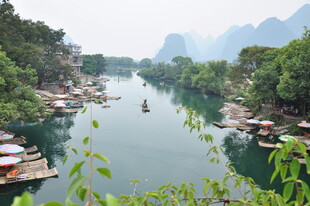 漓江山水间的竹筏美景