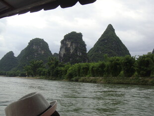 漓江山水间的乘船之旅