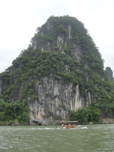 漓江山水间的游船美景