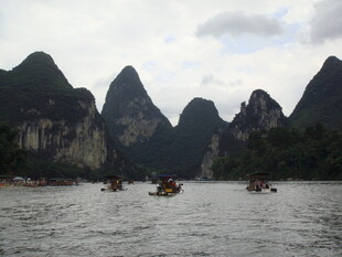 漓江山水间的游船美景