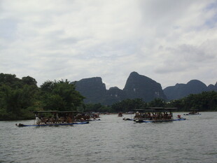 漓江山水间的竹筏漂流