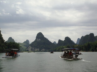 漓江游船景色如画