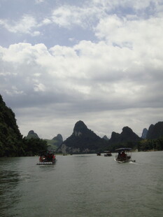 漓江山水间的悠然竹筏