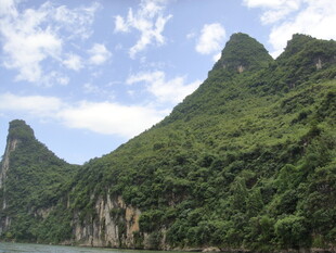 青山绿水间的秀丽山景
