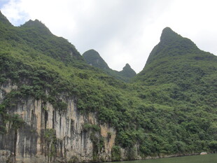 秀丽山峦绿意浓