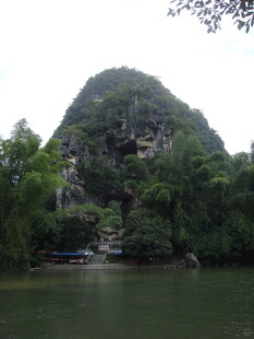 山水相依的秀丽自然景观