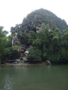 山水相依的静谧自然景观