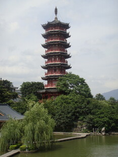 湖畔古宝塔 景致清幽