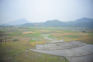 广袤田野与远山景观