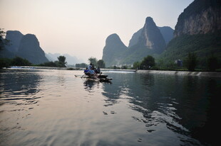 漓江山水间的竹筏漂流