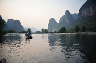 漓江山水间的悠然泛舟