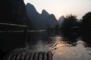 漓江山水间的宁静风光