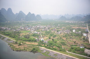 山水环绕的宁静村落