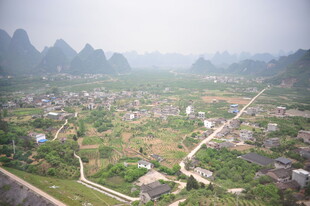 俯瞰山间村落美景