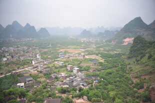 山间村落绿意环绕美景